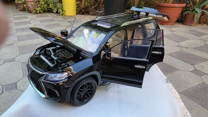 модель LEXUS LX 570 масштаб 1:18 — фото 2