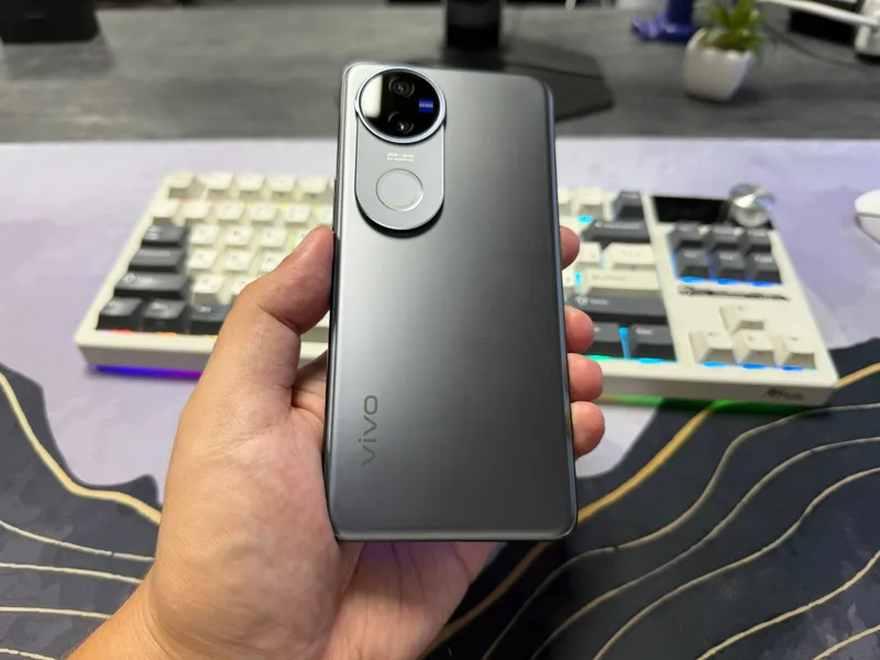 Vivo V50 (12/256 GB) 7