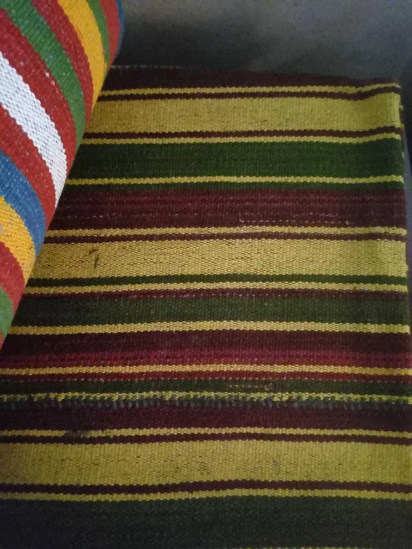 Qoʻlda toʻqilgan gilam sotiladi