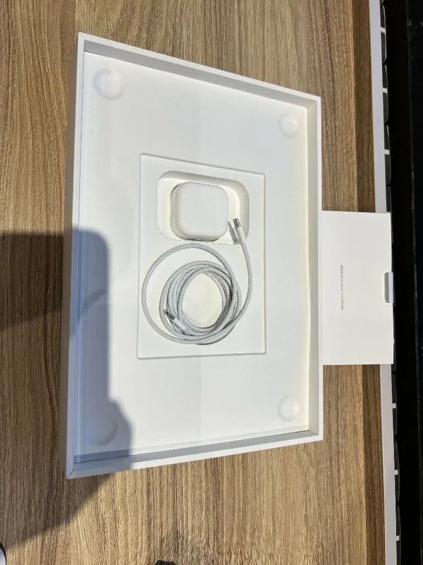 MacBook Neo 13" 8/256GB Indigo — 7 циклов батареи, полный комплект 8