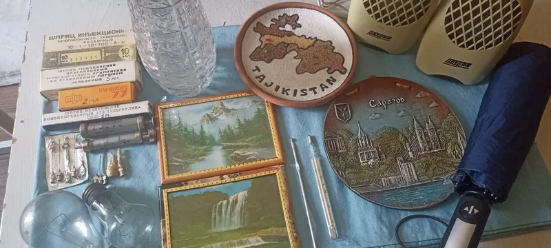 Зонт, колонки, лампы накаливания, панно, ваза, шприцы и другое