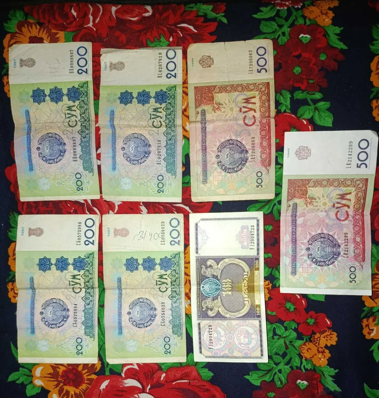 Eski pullar 100 somlik 200 somlik va 500 somlik pullar sotiladi