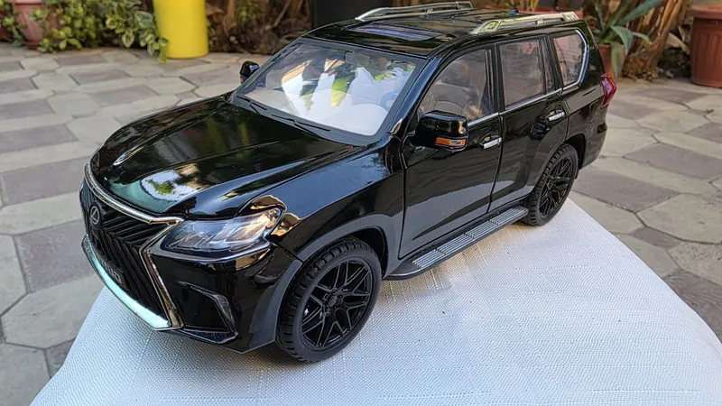 модель LEXUS LX 570 масштаб 1:18