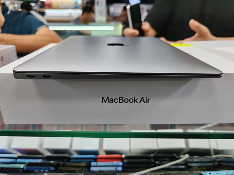 MacBook Air M1 8/256 xolati yangidek garantiyasi bor