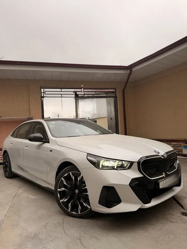 BMW i5 3.5L m sport + доп опция