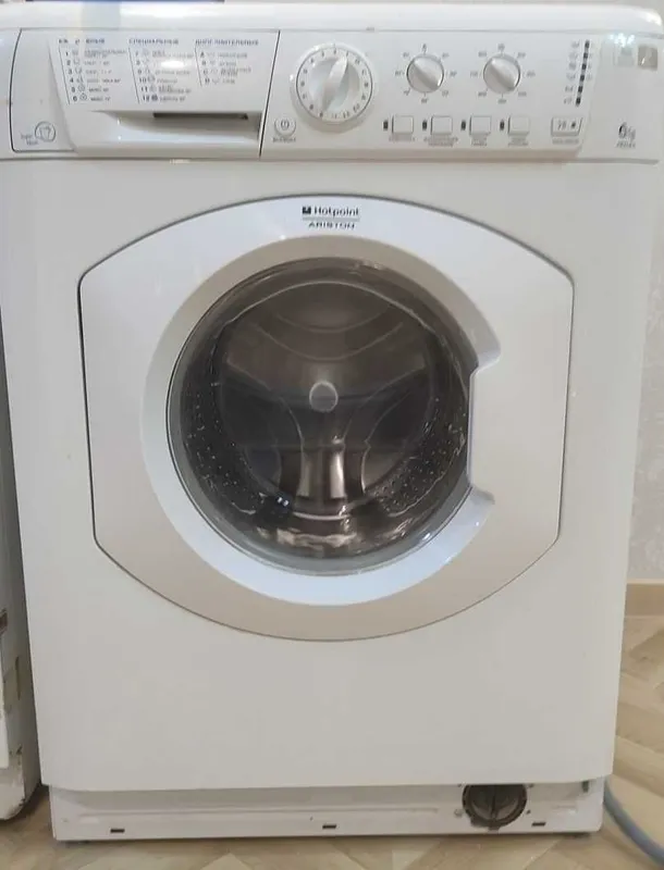 Продам стиральную машину Hotpoint Ariston , читать описание !