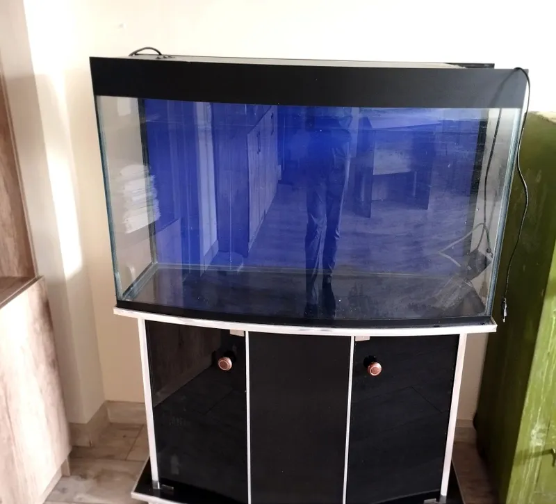 Akvarium sotiladi 200 litrli 1 Akvarium sotiladi 200 litrli 1
