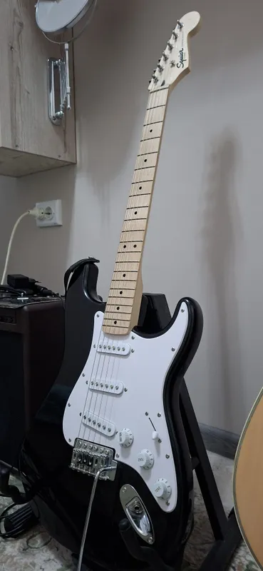 Продаётся гитара Squier Fender Stratocaster Affinity (черно-белая) — фото 1