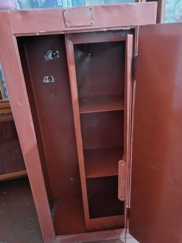 Продается сейф большой железный . Очень крепкий . 3