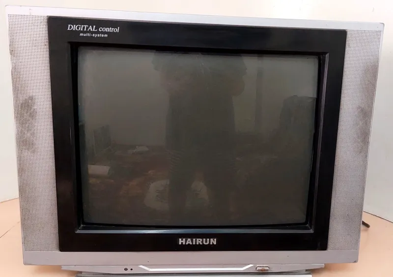 HAIRUN televizori + Tuner + 2 ta pulti bilan