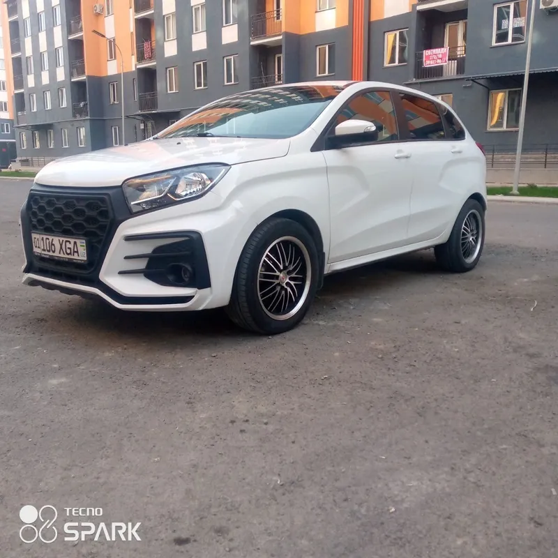 Lada x-ray 1,8 sotiladi
