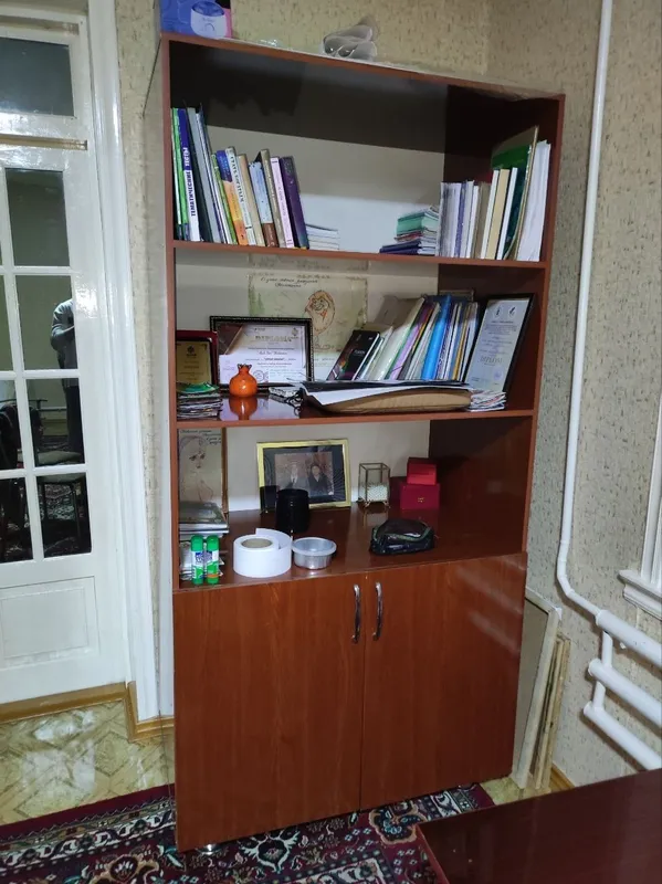 Книжный шкаф сотилади