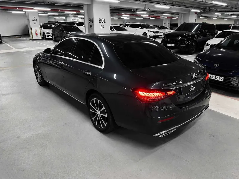 Mercedes-Benz E-Class E300e 4MATIC Exclusive 3 Mercedes-Benz E-Class E300e 4MATIC Exclusive 3