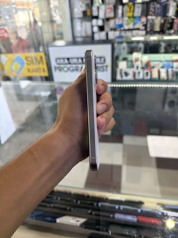 Iphone 15 pro 128Gb 81% 4