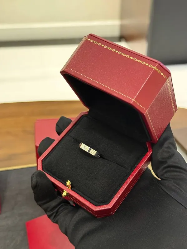 Кольцо с бриллиантом Cartier Love Small Model