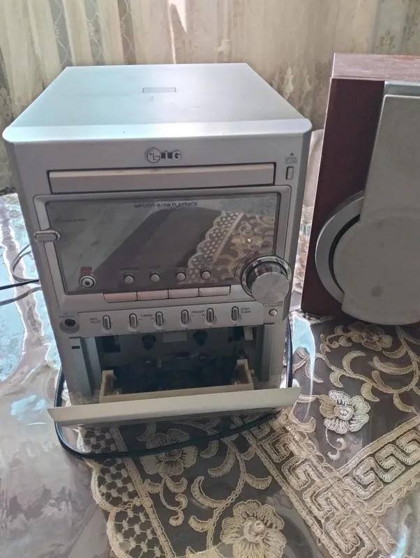 Retro kassetali magnitafon va kolonklar sotaman 3 Retro kassetali magnitafon va kolonklar sotaman 3