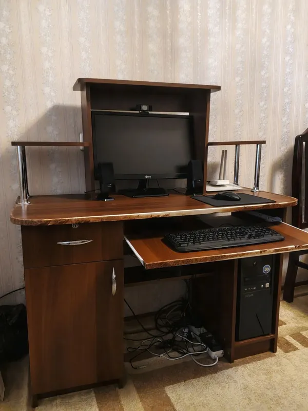 Продаётся компьютерная и письменный стол Продаётся компьютерная и письменный стол