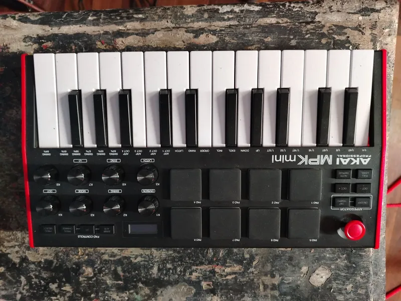 Миди клавиатура AKAI MPK MINI — фото 1