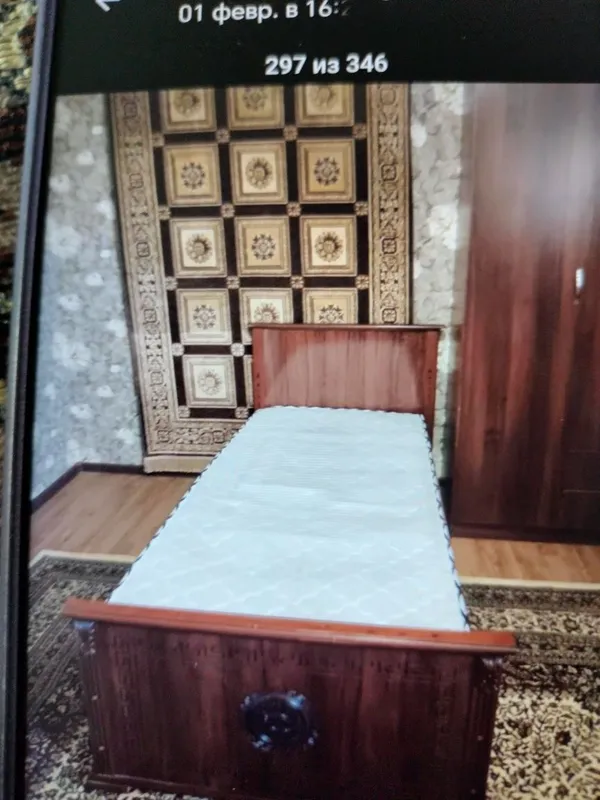 Кровати две штуки, со встроенными ящиками.