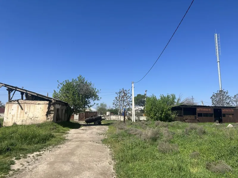 Старое фермерское здание с участком земли — фото 8