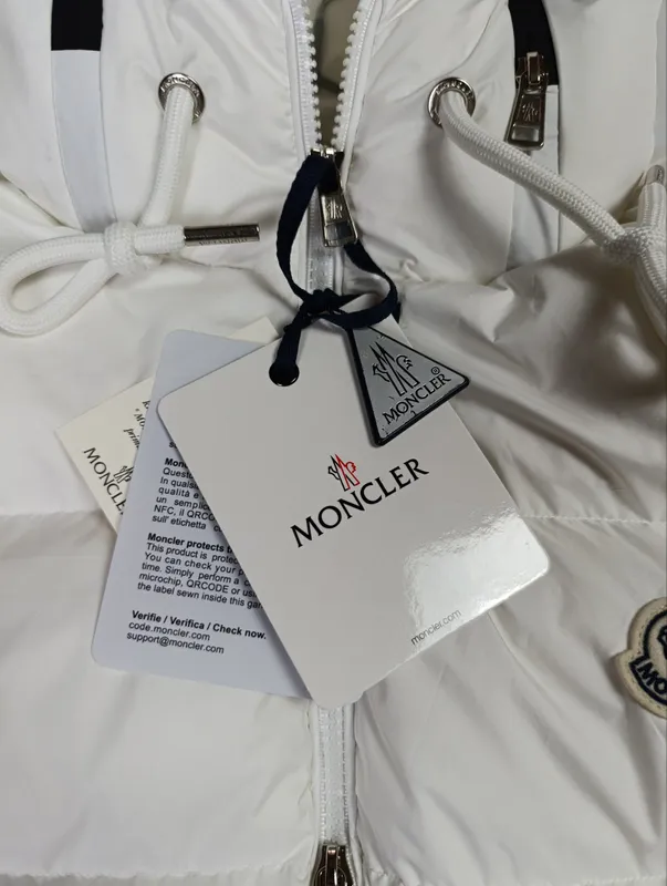 Moncler жилетка — фото 1