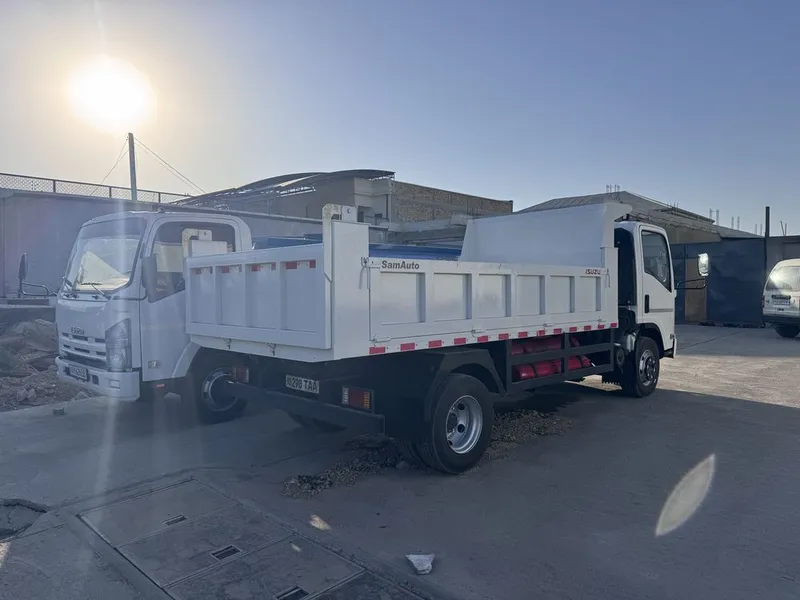 Isuzu Samasval 2011 3