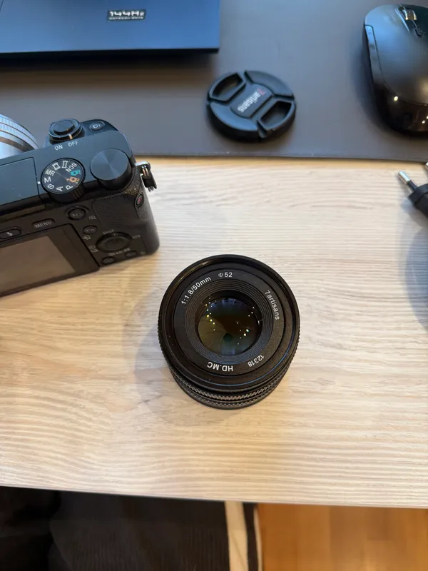 Sony a6000 + 16–50 mm kit obyektivi + 7artisans 1.8/50 mm 6