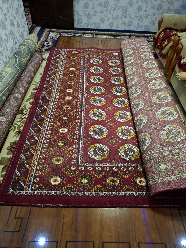 Красный ковер и зеленый ковер