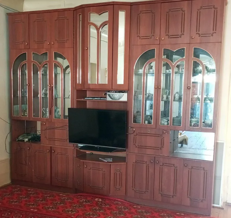Yaxshi holatdagi zal uchun devor mebeli 1 Yaxshi holatdagi zal uchun devor mebeli 1