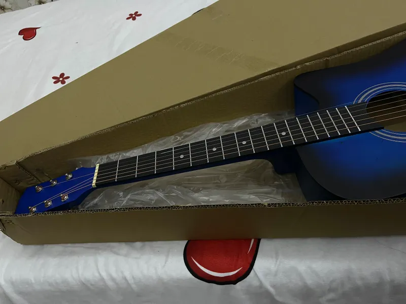 Yangi akustik gitara. 2