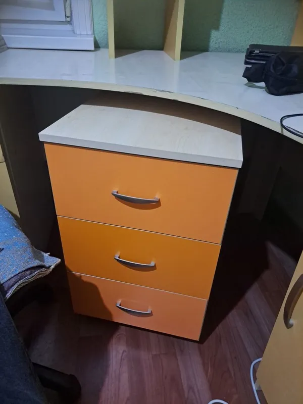 Продаю мебель для детской комнаты / Тумба , угловой стол , кровать 2