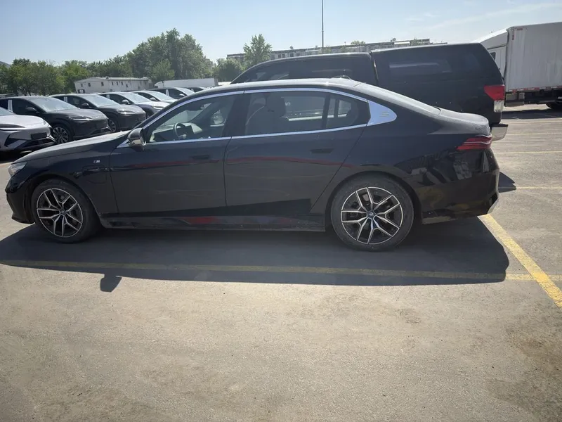 BMW i5 40L M-Sport 2025 yil full dop opsiya — фото 3