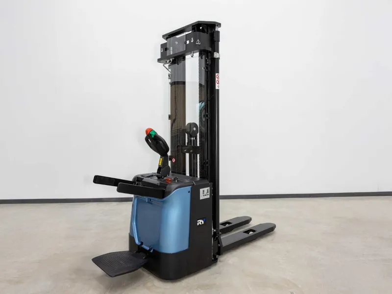 Штабелер электрический / Штаблер Royal Forklift 1 600кг / 4 600 мм