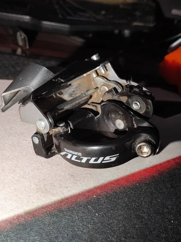 Shimano Altus oldingi uzatgich. 1 Shimano Altus oldingi uzatgich. 1
