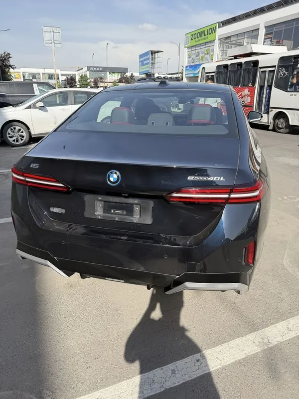 BMW i5 40L premium full pozitsiya — фото 3