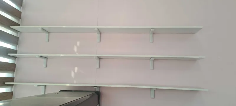 Полка для стены с ножками