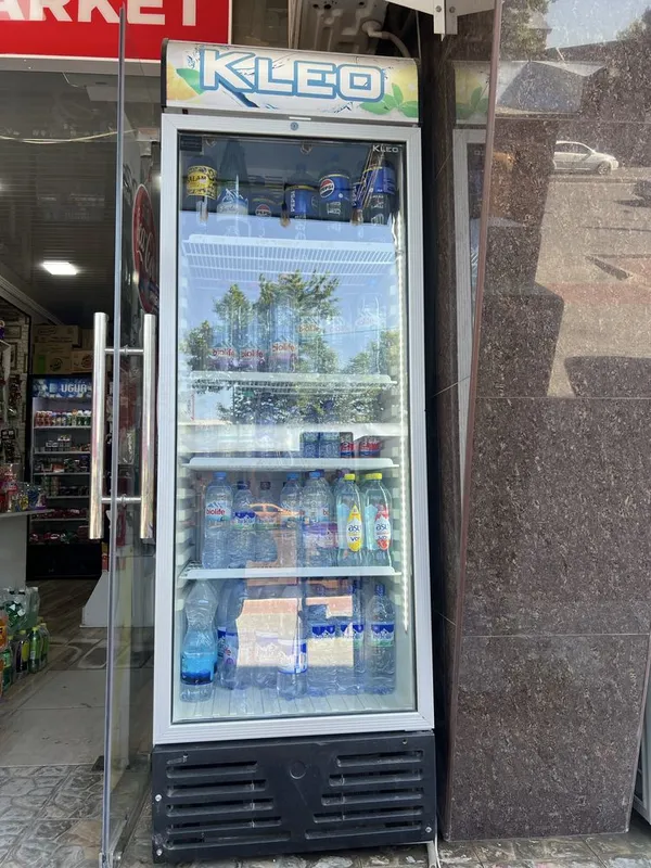 Xaladelnik vetrina srochna sotiladi