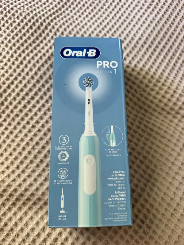 Электрическая зубная щетка Oral-B Pro Series 1 2