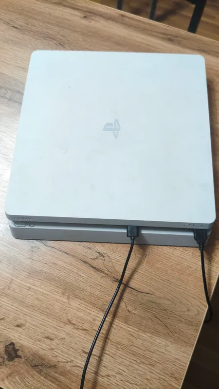 срочно продам playstation 4 slim 1 tb 1