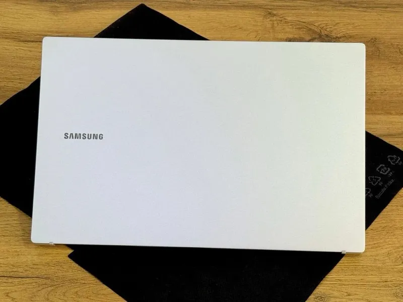 SAMSUNG gAlAxY BOOK NP754XFG exclusive modellardan BIRI 4 SAMSUNG gAlAxY BOOK NP754XFG exclusive modellardan BIRI 4