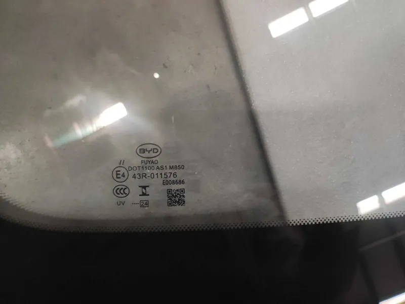 BYD Yuan Up Лобовое стекло в сборе — фото 3