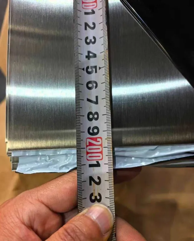 AISI 201 zanglamaydigan list, issiq prokat, 1,2x1219x2438 mm, yaltiroq 2 AISI 201 zanglamaydigan list, issiq prokat, 1,2x1219x2438 mm, yaltiroq 2