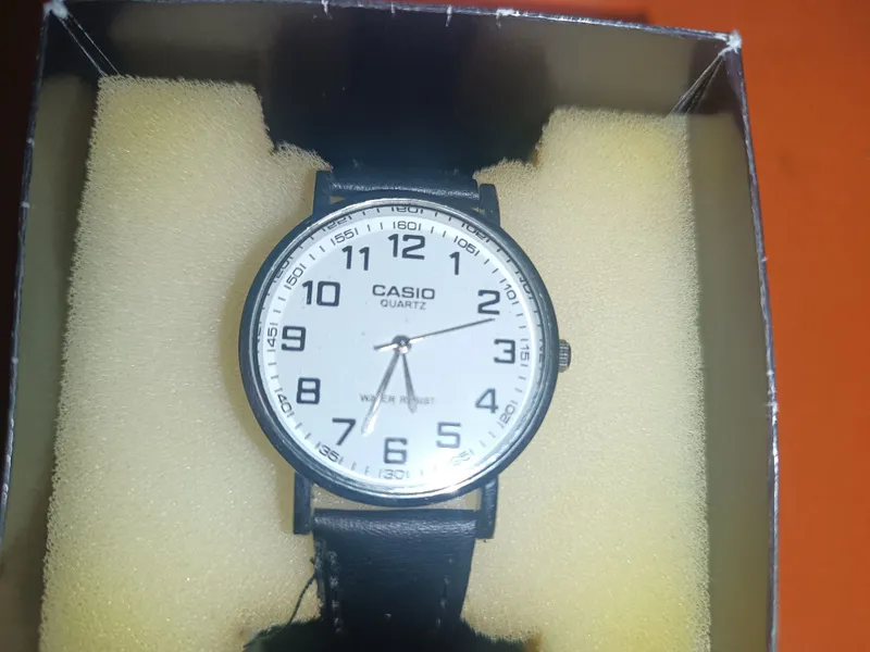 CASIO QUARTZ Soati holati yangi karobkasi bor