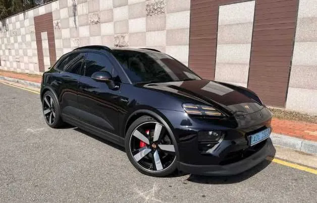 Porsche Macan EV