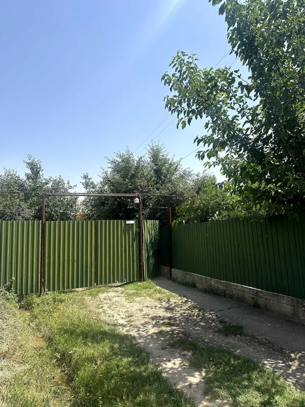 Участок 23 соток, имеется дом 4-х комнатный 1