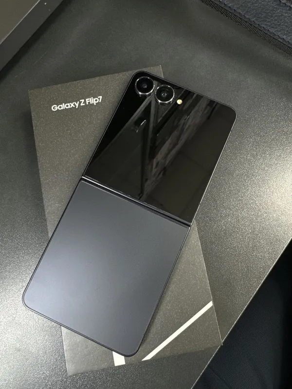 Samsung Galaxy Z Flip 7 Black Samsung Galaxy Z Flip 7 Black