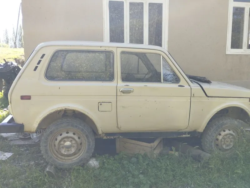 Niva sotiladi yıl 83 yuradi 1chi skorsga kirmay qolgan Niva sotiladi yıl 83 yuradi 1chi skorsga kirmay qolgan