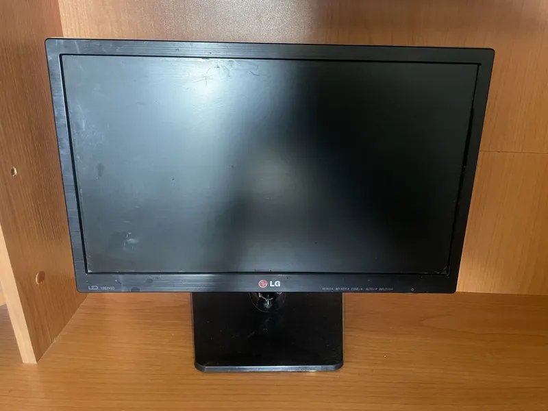 Монитор LG 19 в рабочем состоянии 1