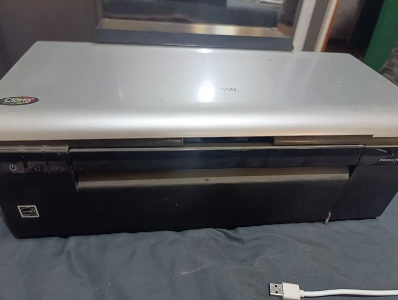 Продаю цветной принтер epson 1