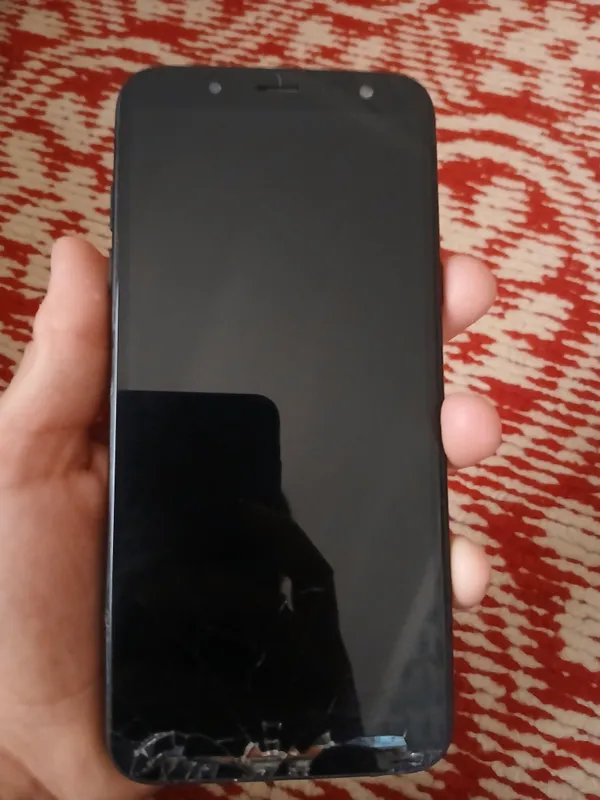 Samsung Galaxy A6 32GB ekranda chiziqlar bor Samsung Galaxy A6 32GB ekranda chiziqlar bor